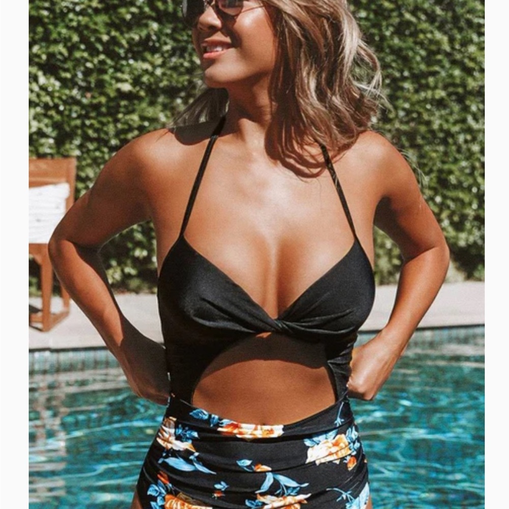 CUTE Cupshe swimsuit! One-piece that looks like a bikini. Floral/black XL womens